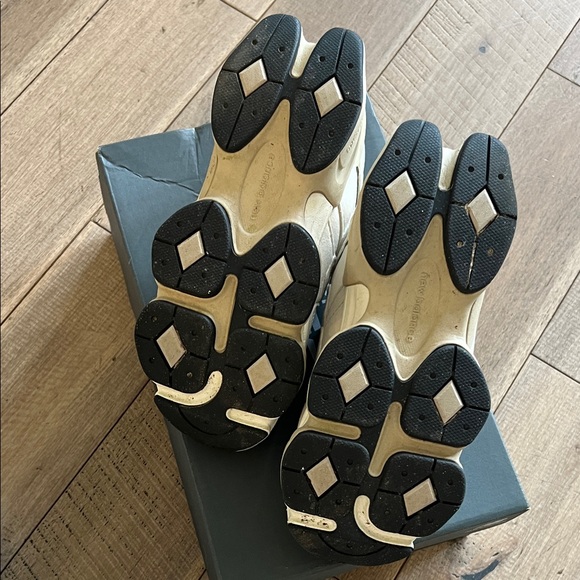 New Balance Beige and Cream Athletic Shoes Boys Size 4 **Like New worn twice** - Picture 7 of 9